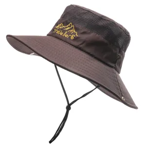 Vue détaillée du chapeau de soleil d'extérieur marron foncé avec maille respirante et bord large.