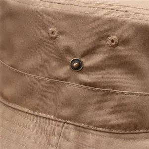 Gros plan détail du chapeau bob en coton kaki œillet d'aération et bouton-pression.