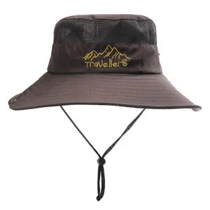 Détail du chapeau de pêcheur en maille respirante d'extérieur avec jugulaire réglable.