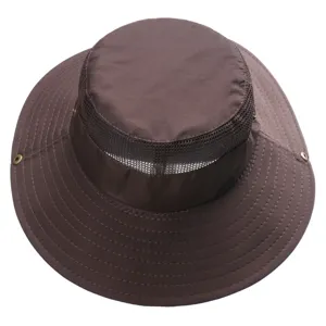 Gros plan détaillé du chapeau de pêcheur marron avec calotte en mesh et bord large.