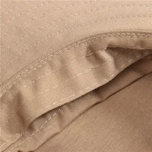 Gros plan sur le bord du chapeau en coton kaki avec des coutures propres et un tissu sergé fin.