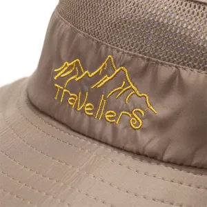 Détail de chapeau de soleil avec mesh respirant, tissu séchage rapide et logo brodé montagne.