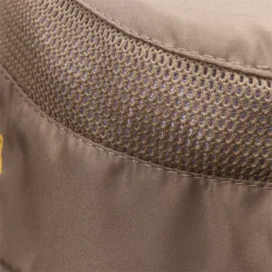 Gros plan détail du panneau de ventilation en mesh et du tissu résistant du chapeau.