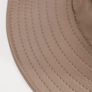 Vue détaillée du chapeau de pêcheur à large bord, belles coutures et tissu à séchage rapide.
