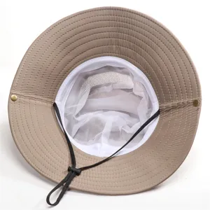 Détail du chapeau de pêcheur kaki avec doublure en mesh blanc respirant et cordon.
