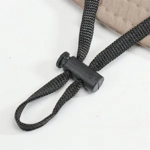 Detail cordon reglable chapeau bob exterieur, cordon noir durable et bloqueur plastique.