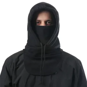 Detalle de pasamontañas negro de felpa, máscara facial térmica de invierno para deportes.