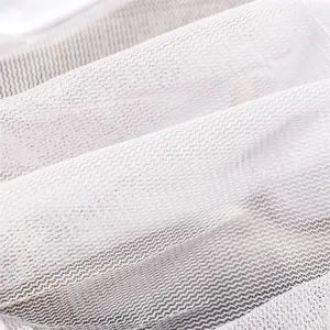 Gros plan sur le détail du tissu en maille blanche respirant pour chapeau de soleil.