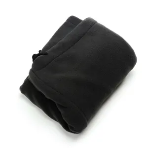 Detalle del gorro de invierno de forro polar negro grueso y braga de cuello, tejido muy suave.
