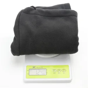 Vista detallada del gorro térmico de invierno de forro polar gris oscuro, mostrando diseño y textura.