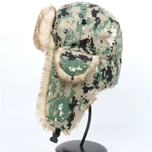 Detailansicht der Winter-Camouflage-Ushanka-Mütze mit dickem Kunstpelz und warmem Futter.