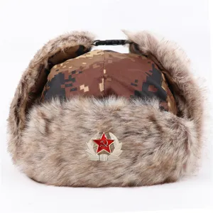 Winter Camouflage Ushanka Mütze mit Kunstpelz Ohrenklappen und rotem Sowjetstern.