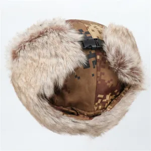 Winter Tarnung Ushanka Mütze mit warmem Kunstfell und praktischer Schnalle für kalte Tage.