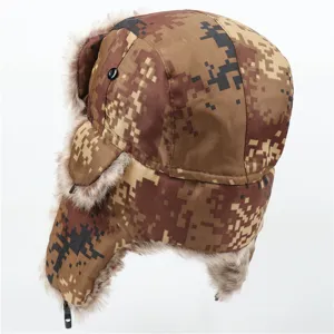 Gefütterte Camouflage Uschanka Mütze mit warmem Kunstfell für den kalten Winter im Freien geeignet.