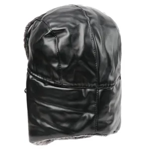 Vue détaillée d'un bonnet d'hiver en cuir noir, ushanka doublée de polaire chaude.