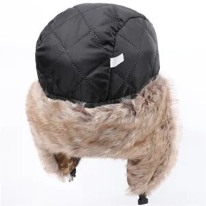 Detailansicht der schwarzen, gesteppten Winter-Trapper-Mütze mit braunem Kunstpelz.