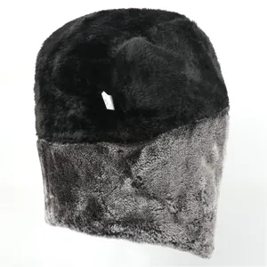 Hiver epais peluche chaude chapeau cache-oreilles, noir gris contraste design beau detail.