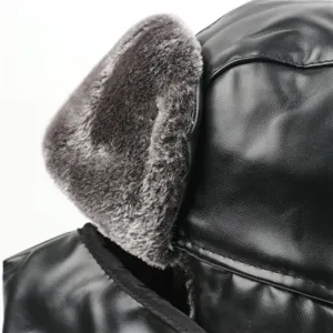 Gros plan d'un bonnet d'hiver en cuir noir avec fausse fourrure douce et coutures.