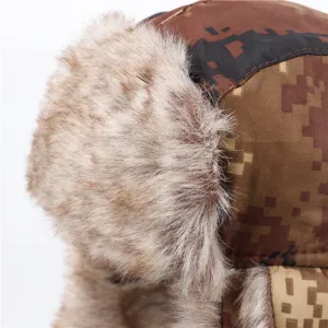 Nahaufnahme einer Winter-Trapper-Mütze mit braunem Digital-Camouflage und weichem Kunstfell.