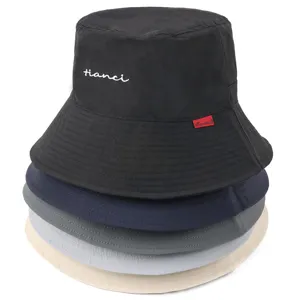 Gros plan détaillé de bobs tendance empilés en plusieurs couleurs, tissu imperméable.