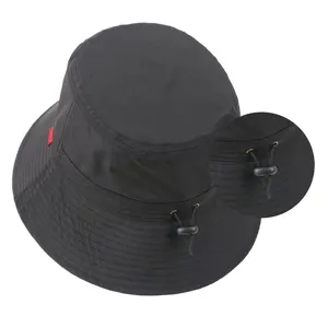 Gros plan détaillé du cordon de serrage réglable et des œillets du chapeau bob noir.