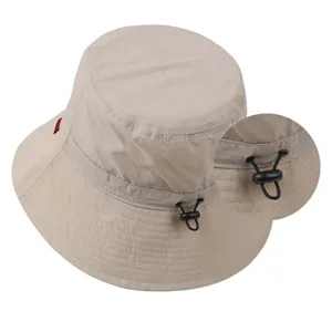 Vue détaillée du chapeau de pêcheur beige d'extérieur avec cordon de serrage réglable.