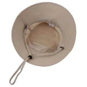 Vue intérieure détaillée du chapeau bob kaki avec cordon de serrage réglable.