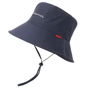 Vue détail du chapeau bob imperméable bleu marine avec cordon ajustable et petit logo.