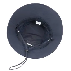 Vue détaillée de la doublure intérieure et de la jugulaire réglable d'un chapeau bob bleu.