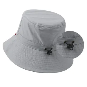 Vue de détail du chapeau bob gris imperméable avec cordon de serrage et œillets.