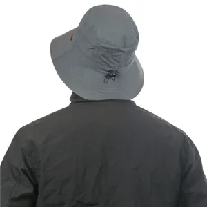 Chapeau de pêcheur gris imperméable avec cordon ajustable pour protection solaire en extérieur.