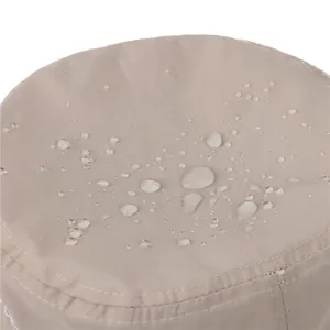 Vue détail de chapeaubob imperméable, bob beige de protection solaire pour extérieur.