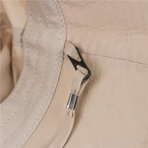 Gros plan détaillé de la doublure intérieure du chapeau, coutures fines et boucle réglable.