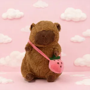 Schattige bruine capybara pluche knuffel met roze aardbei tasje, zachte pluche speelgoedpop.