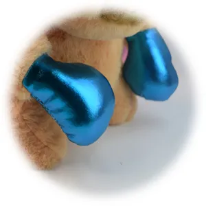Gros plan détaillé d'une adorable peluche capybara portant des gants de boxe bleus brillants.