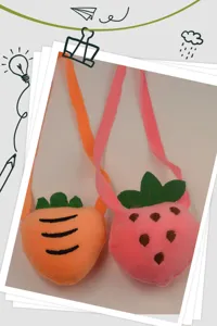 Sac bandouliere en peluche carotte et fraise vue de detail, joli sac dessin anime doux.