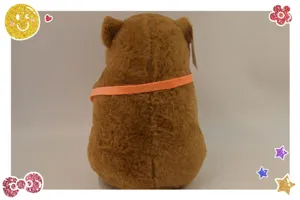 Gedetailleerd overzicht capybara pluche rugzak, bruin knuffeldier met oranje riem functie.