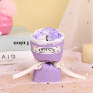 Dettaglio di mini bouquet di rose di sapone, regalo ideale per San Valentino o decoro auto.