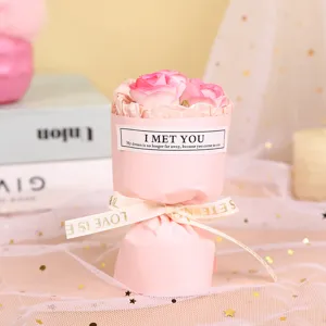 Dettaglio in primo piano del mini bouquet di rosa rosa con nastro ed etichetta per decorazione.