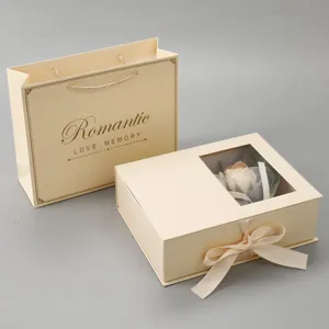 Coffret cadeau de luxe avec ruban et bouquet de roses romantiques, idéal pour anniversaire.