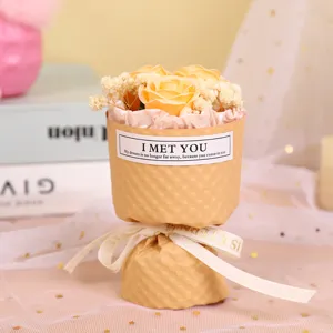 Mini bouquet di rose di sapone giallo regalo decorazione bocchetta auto vista dettaglio