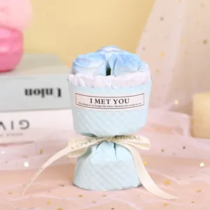 Mini bouquet di rose di sapone blu regalo con nastro ed etichetta per decorazione.