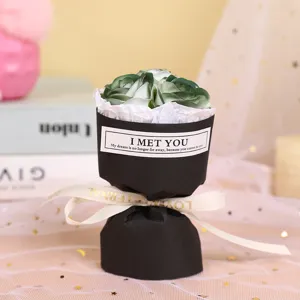 Mini bouquet di rose artificiali in confezione nera con dolce testo d'amore romantico.
