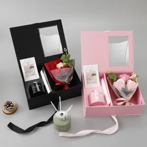 Coffret cadeau de Saint Valentin avec bouquet de roses et diffuseur de parfum