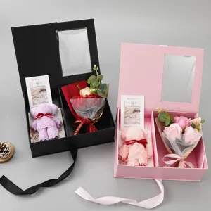 Coffret cadeau Saint Valentin avec bouquet de roses et ours en eponge ideal romantique