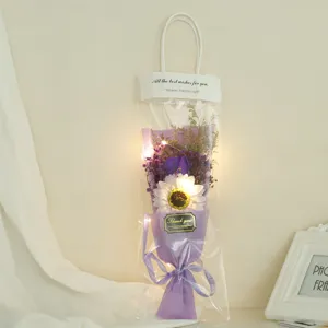 Bouquet di fiori secchi girasole con luci LED in sacchetto regalo trasparente e romantico.