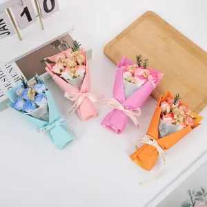 Meraviglioso bouquet di rose di sapone artificiale colorato per regalo di San Valentino.