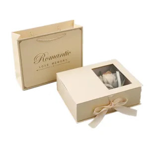 Elegante confezione regalo con rosa di sapone e borsa di carta romantica per eventi.