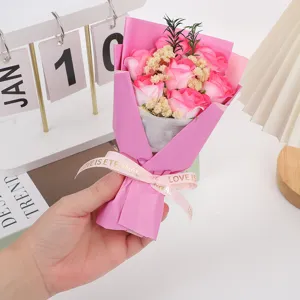 Primo piano di un bouquet di rose di sapone rosa con nastro per regali romantici.