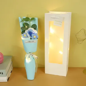 Handgefertigter Häkelrosen-Blumenstrauß mit Geschenktüte und Lichterkette für Valentinstag.